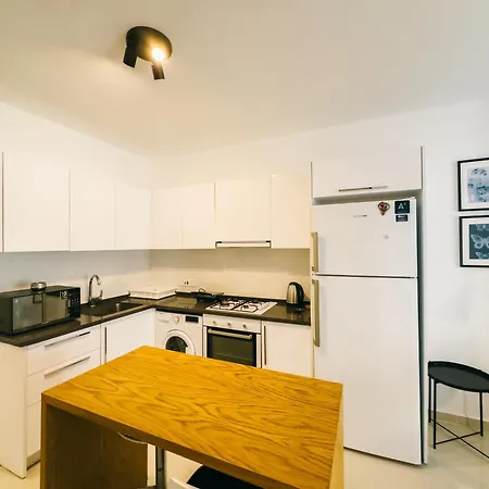 Luxury 3 Bedroom Penthouse With Huge 255m2 Terrace With Jacuzzi In Courtyard Iskele Apartamento Trikomo