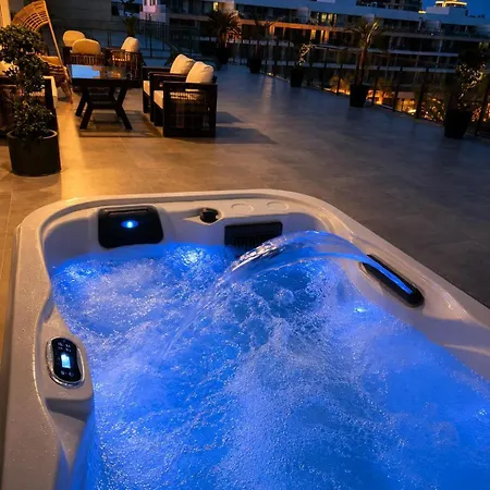 Apartamento Luxury 3 Bedroom Penthouse With Huge 255m2 Terrace With Jacuzzi In Courtyard Iskele *