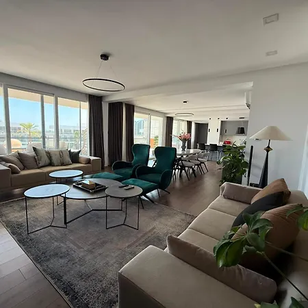 Luxury 3 Bedroom Penthouse With Huge 255m2 Terrace With Jacuzzi In Courtyard Iskele Apartamento Trikomo