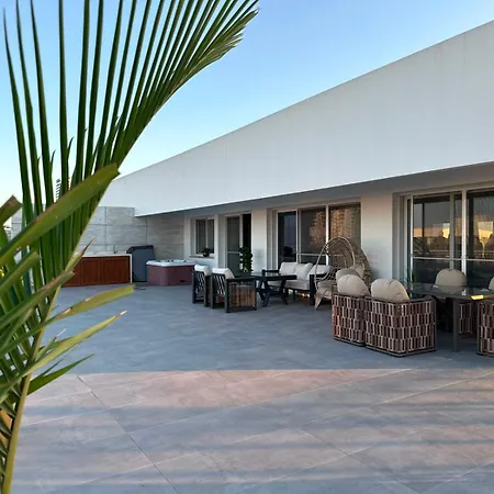 Apartamento Luxury 3 Bedroom Penthouse With Huge 255m2 Terrace With Jacuzzi In Courtyard Iskele *